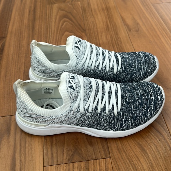 APL men’s running shoe - Picture 2 of 4